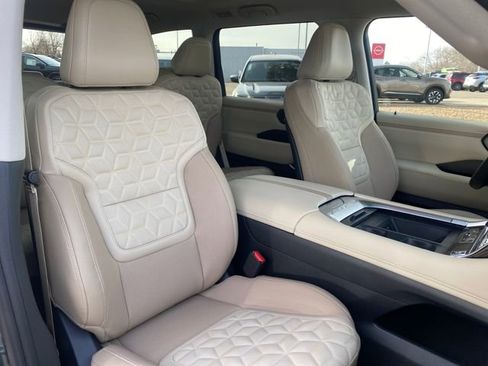 New 2026 Nissan Armada Platinum image 9