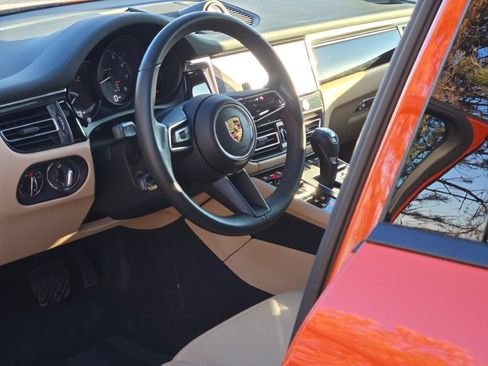 Used 2025 Porsche Macan image 4