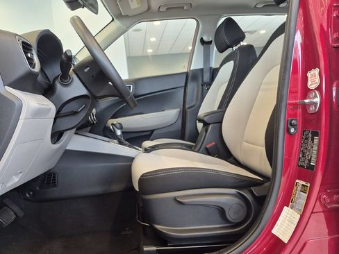 Used 2025 Hyundai Venue SEL FWD image 11