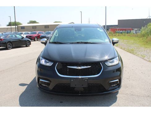 Used 2023 Chrysler Pacifica Limited image 3