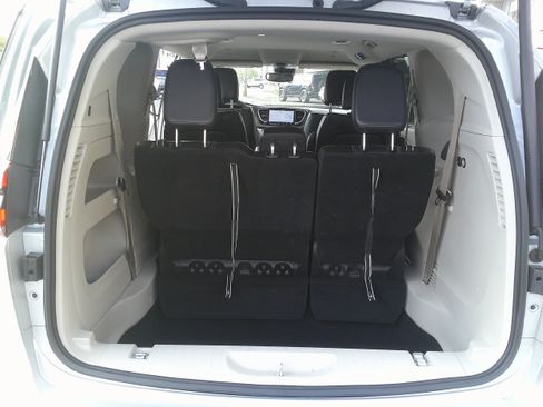 Used 2024 Chrysler Pacifica Touring-L FWD image 16