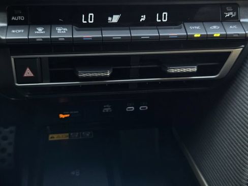 Used 2025 Toyota Camry SE w/ Convenience Package FWD image 17