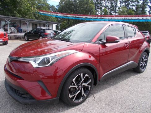 Used 2019 Toyota C-HR XLE FWD image 1