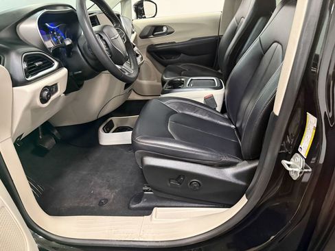 Used 2024 Chrysler Pacifica Touring-L image 54