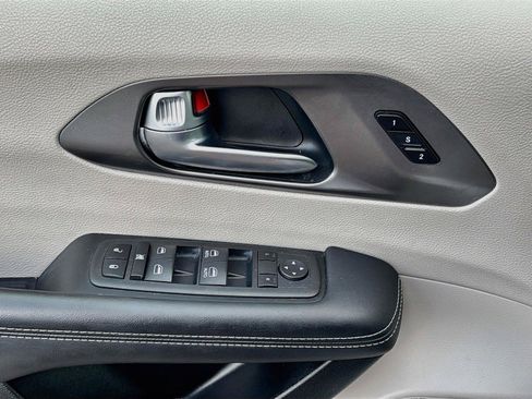 Used 2023 Chrysler Pacifica Touring-L FWD image 17