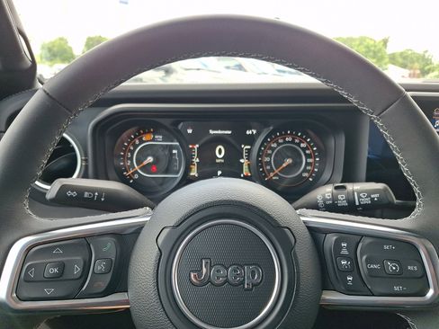 Certified 2025 Jeep Wrangler Unlimited Sahara AWD/4WD image 19