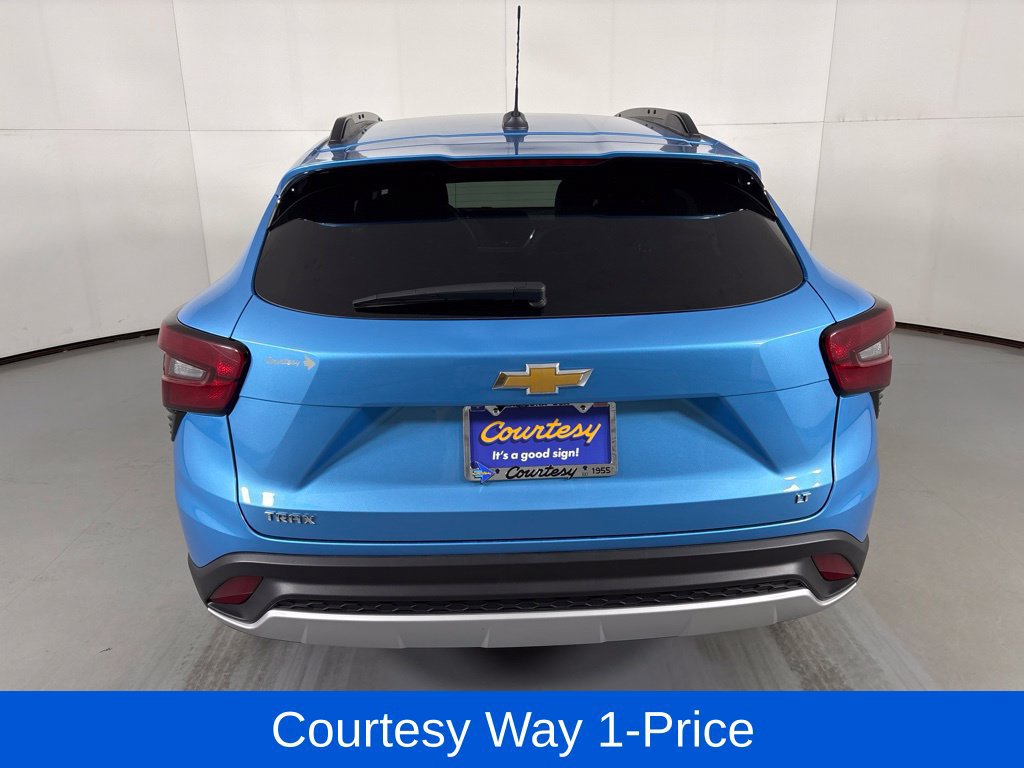 Used 2025 Chevrolet Trax LT FWD image 9