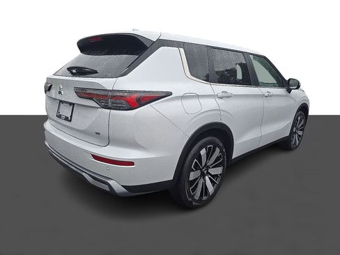 New 2025 Mitsubishi Outlander SE image 4