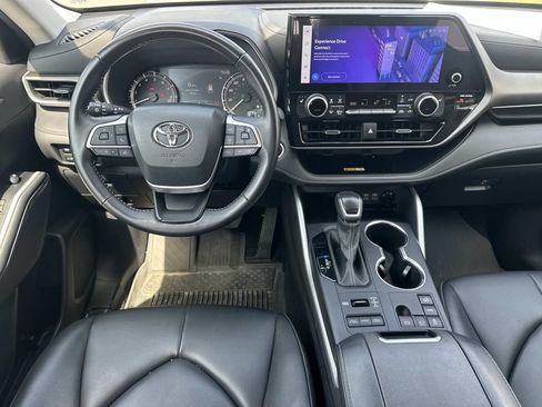 Used 2024 Toyota Highlander XLE AWD/4WD image 19