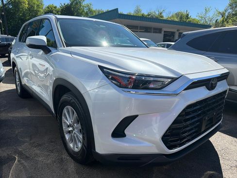 Used 2024 Toyota Grand Highlander AWD image 3