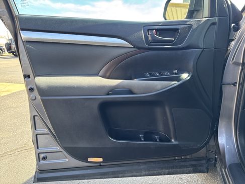 Used 2019 Toyota Highlander LE image 17