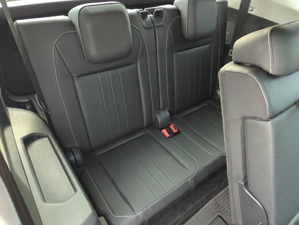 Used 2023 Volkswagen Tiguan SE w/ Panoramic Sunroof Package FWD image 32