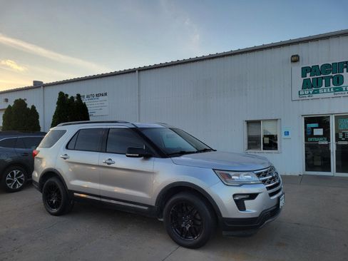 Used 2018 Ford Explorer XLT w/ Equipment Group 202A AWD/4WD image 9