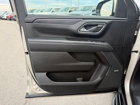 Used 2023 GMC Yukon XL SLT image 8