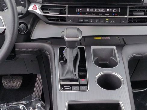 Used 2025 Toyota Sienna XLE FWD image 19