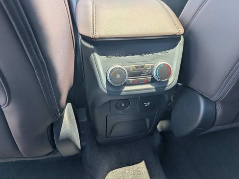 Certified 2025 Ford Explorer Platinum RWD image 17