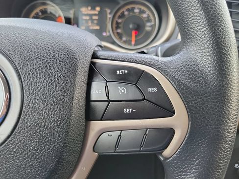 Used 2018 Jeep Cherokee Latitude FWD image 14