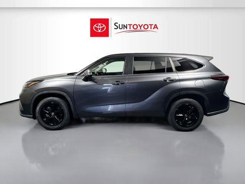 Used 2023 Toyota Highlander LE FWD image 7