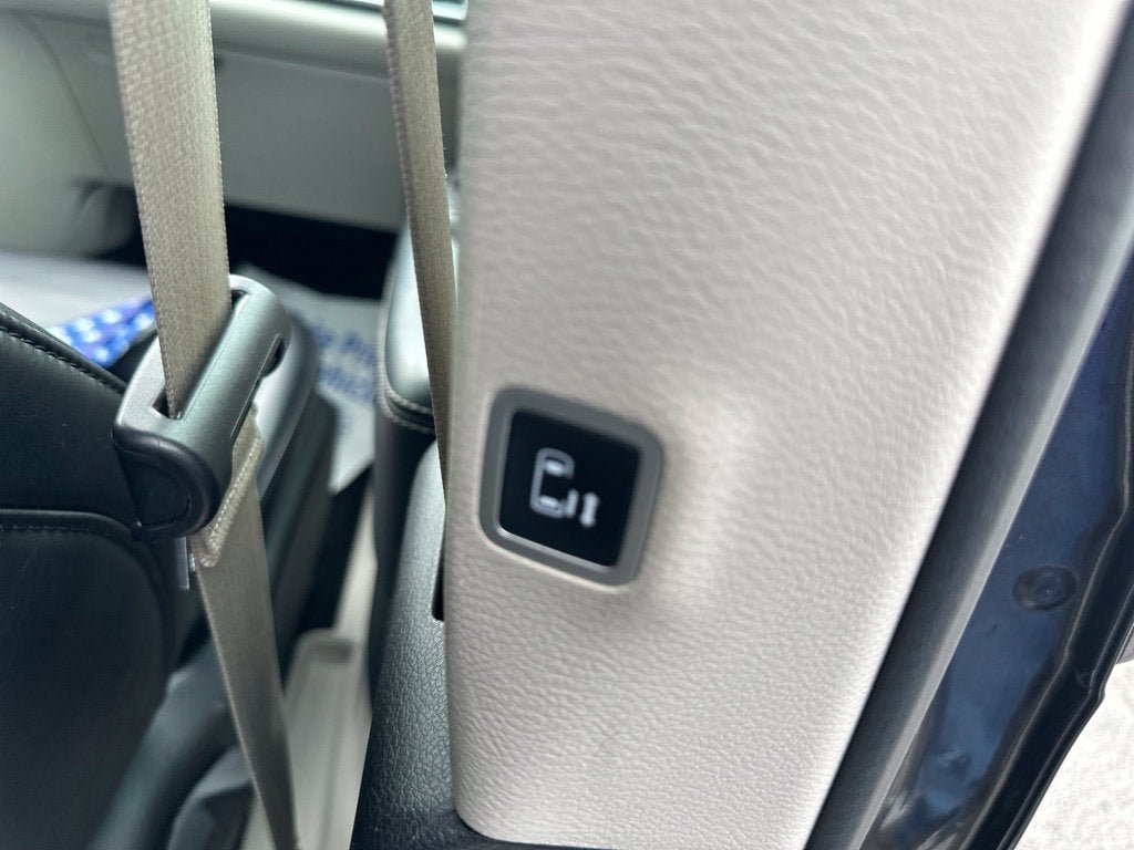 Used 2023 Chrysler Pacifica Touring-L FWD image 12