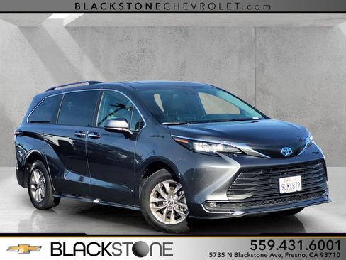 Used 2025 Toyota Sienna XLE image 1