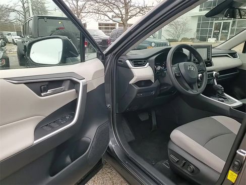 Used 2022 Toyota RAV4 XLE image 10