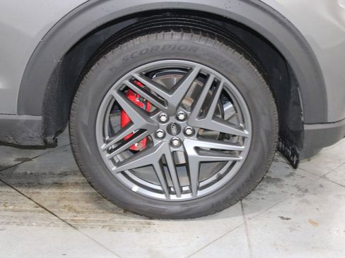 Used 2025 Ford Explorer ST-Line w/ ST-Line Street Pack image 13