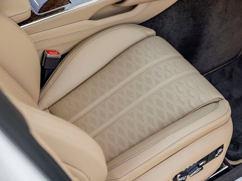 Used 2025 Bentley Flying Spur Plug-In Hybrid AWD/4WD image 32