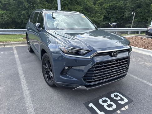 Used 2025 Toyota Grand Highlander FWD image 3