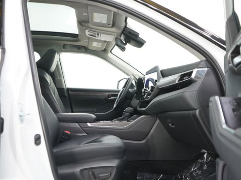 Used 2025 Toyota Highlander Platinum AWD/4WD image 11