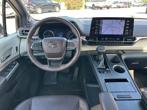 Used 2024 Toyota Sienna Platinum image 10