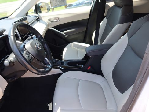 Used 2023 Toyota Corolla Cross XLE w/ Convenience Package FWD image 11