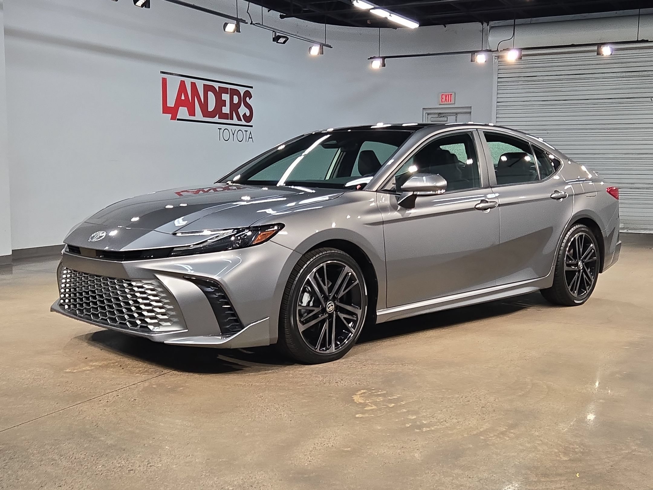 Used 2025 Toyota Camry XSE FWD image 3