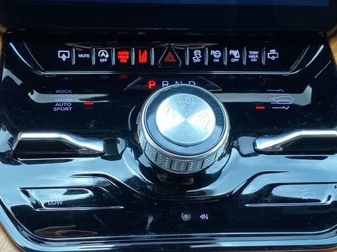 Used 2024 Jeep Grand Wagoneer L Series III image 18