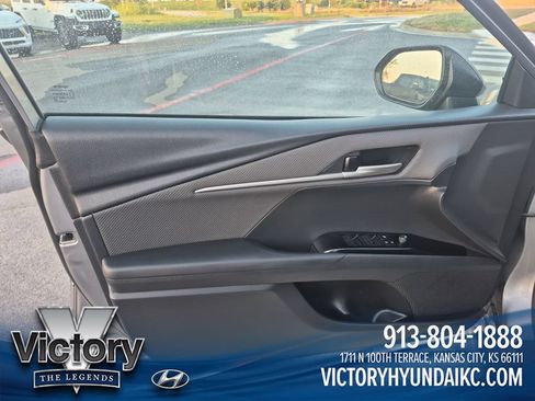 Used 2025 Toyota Camry SE FWD image 10