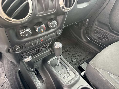 Used 2018 Jeep Wrangler Sahara w/ Connectivity Group image 17