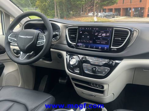 Used 2024 Chrysler Pacifica Touring-L FWD image 6