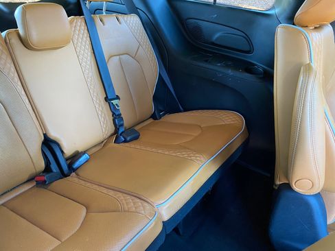 Used 2023 Chrysler Pacifica Pinnacle image 42