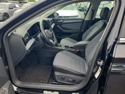 Used 2025 Volkswagen Jetta SE FWD image 13