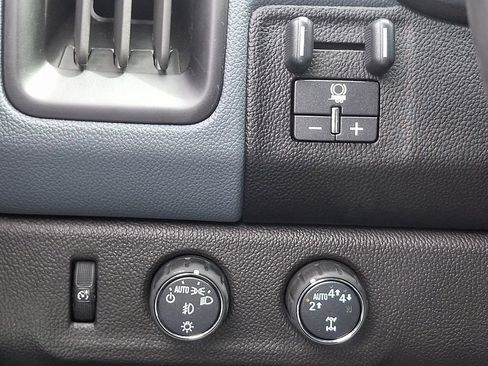 Used 2022 Chevrolet Colorado Z71 w/ Safety Package AWD/4WD image 24