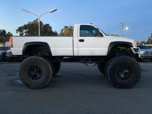 Used 2004 GMC Sierra 2500 W/T w/ Heavy-Duty Power Package image 2