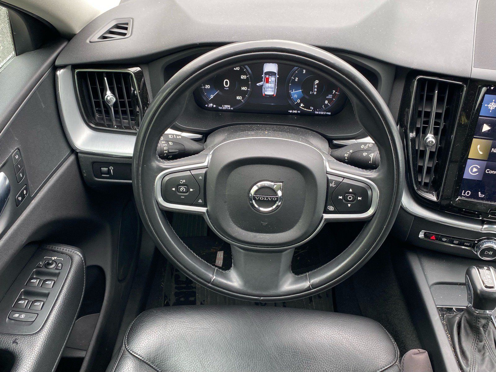 Used 2018 Volvo XC60 T5 Momentum w/ Convenience Package AWD/4WD image 4