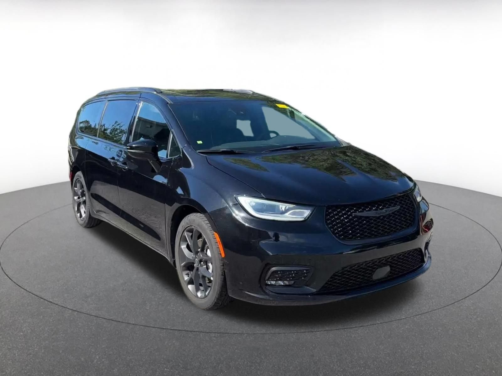 Used 2025 Chrysler Pacifica Limited FWD image 2