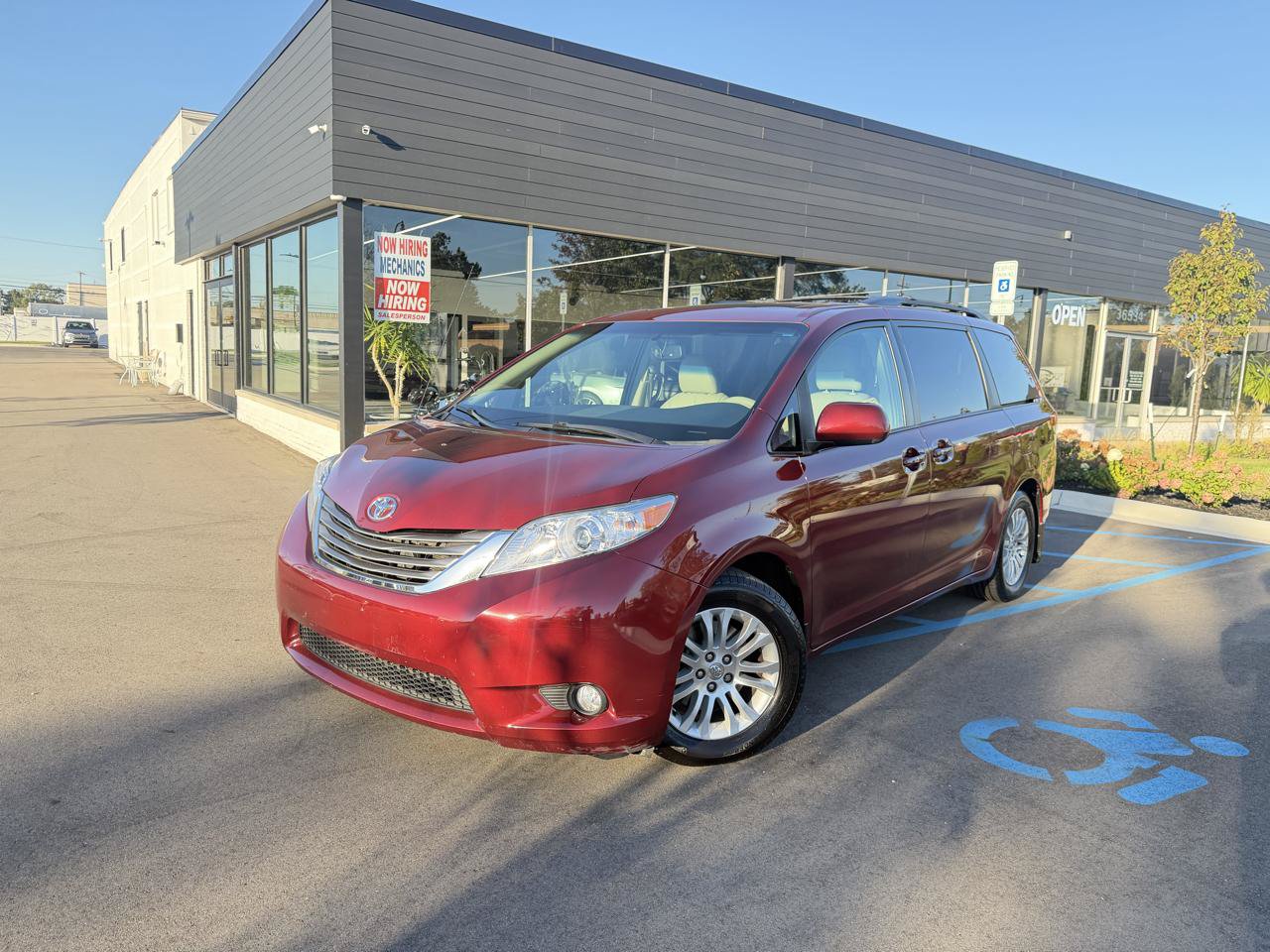 Used 2012 Toyota Sienna XLE FWD image 1