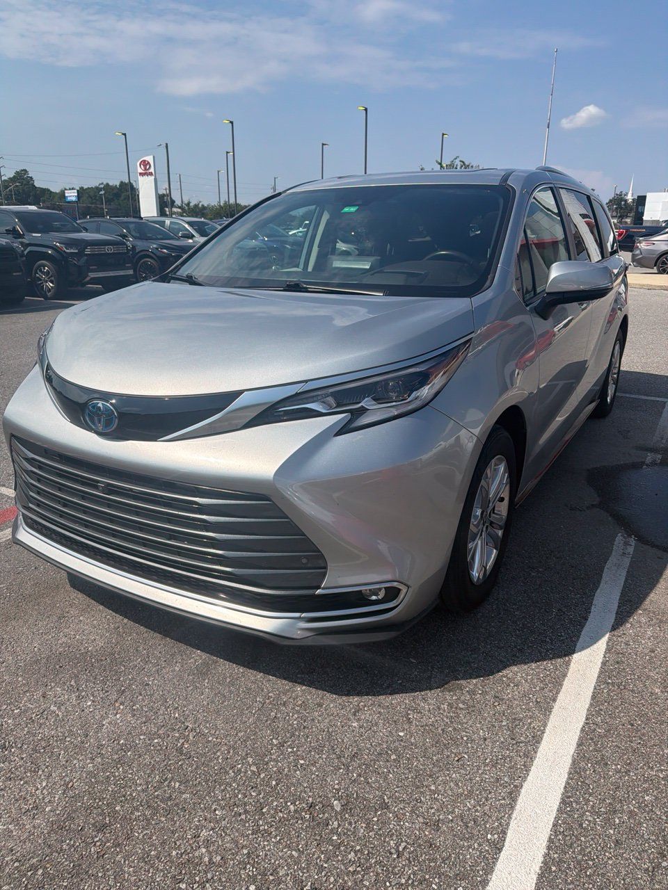 Used 2023 Toyota Sienna Platinum AWD/4WD image 1