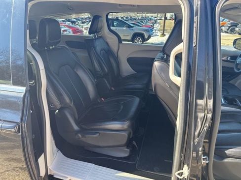 Used 2024 Chrysler Pacifica Select image 15