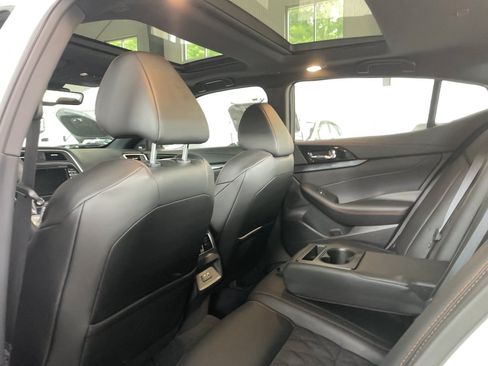 Used 2023 Nissan Maxima SR w/ Sport Mat Group FWD image 9