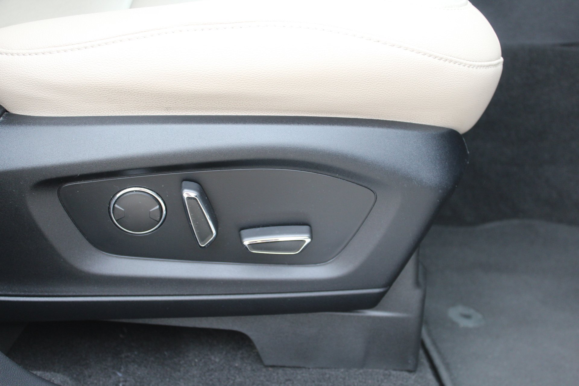 Used 2020 Ford Explorer Limited AWD/4WD image 15