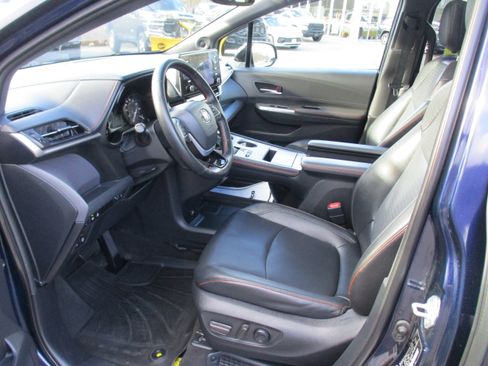 Used 2021 Toyota Sienna XSE w/ XSE Plus Package image 12