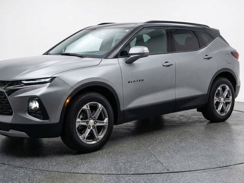 Used 2025 Chevrolet Blazer LT FWD image 3