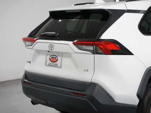 Used 2021 Toyota RAV4 LE image 9